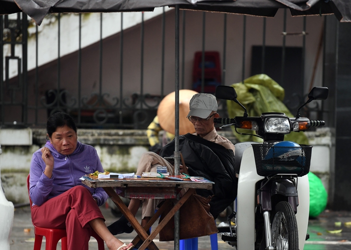 Sau nhiều lần dự báo gió mùa, người dân Hà Nội thích thú tận hưởng cái se lạnh kèm mưa nhỏ - Ảnh 6.