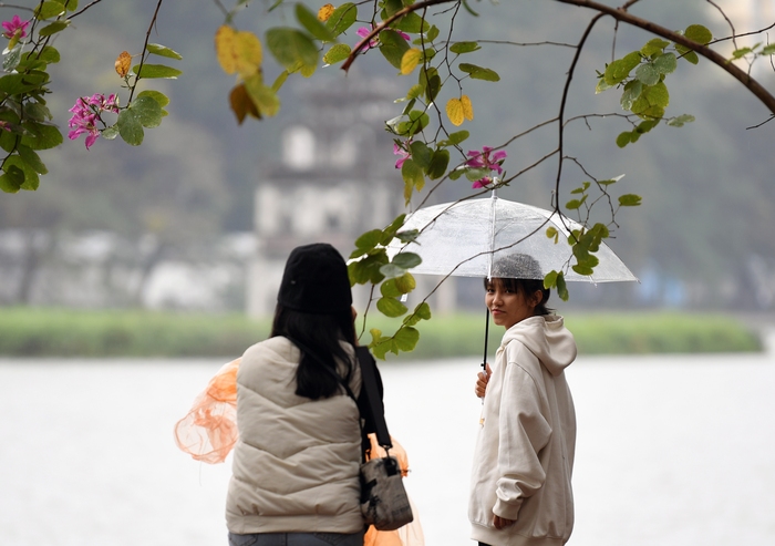 Sau nhiều lần dự báo gió mùa, người dân Hà Nội thích thú tận hưởng cái se lạnh kèm mưa nhỏ - Ảnh 8.