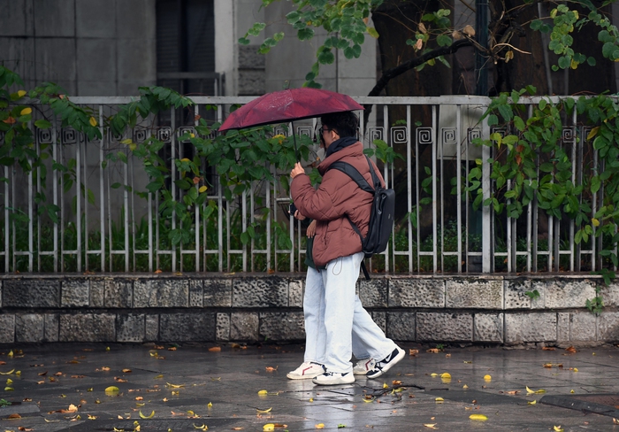 Sau nhiều lần dự báo gió mùa, người dân Hà Nội thích thú tận hưởng cái se lạnh kèm mưa nhỏ - Ảnh 5.