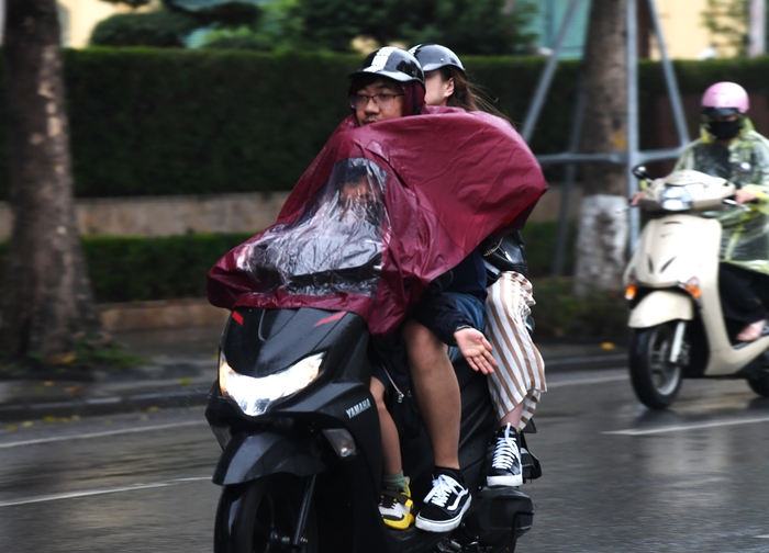 Sau nhiều lần dự báo gió mùa, người dân Hà Nội thích thú tận hưởng cái se lạnh kèm mưa nhỏ - Ảnh 3.