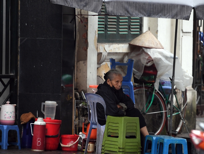 Sau nhiều lần dự báo gió mùa, người dân Hà Nội thích thú tận hưởng cái se lạnh kèm mưa nhỏ - Ảnh 4.