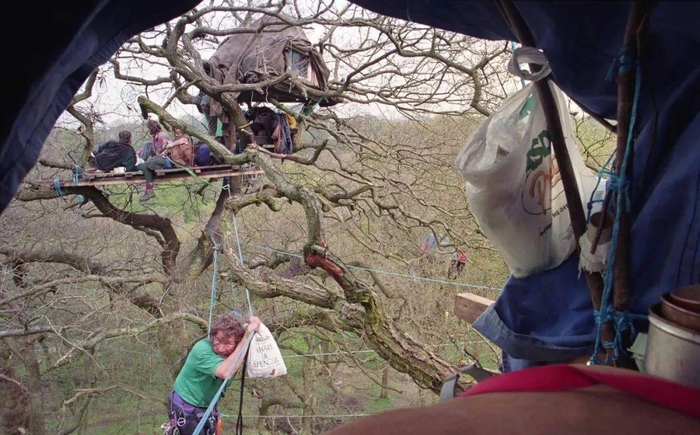 Nhiếp ảnh gia công bố bộ ảnh 'ăn nằm trên cây' của những người bảo vệ môi trường ở Anh từ 27 năm trước - Ảnh 6.