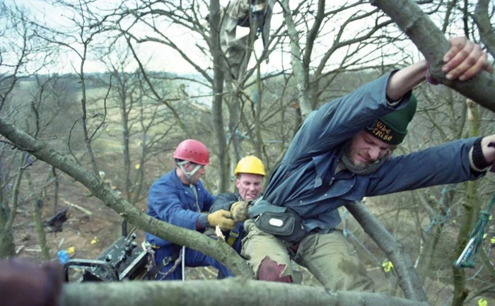 Nhiếp ảnh gia công bố bộ ảnh 'ăn nằm trên cây' của những người bảo vệ môi trường ở Anh từ 27 năm trước - Ảnh 11.