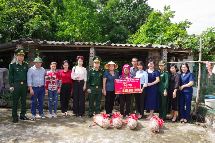 Hội LHPN tỉnh phối hợp trao mô hình kinh tế nuôi lợn nái cho gia đình chị Lỷ Tài Múi, huyện Hải Hà