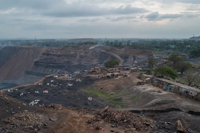 Ấn Độ: Những bé gái lớn lên quanh mỏ than - Ảnh 1.