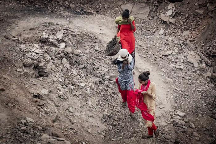 Ấn Độ: Những bé gái lớn lên quanh mỏ than - Ảnh 2.
