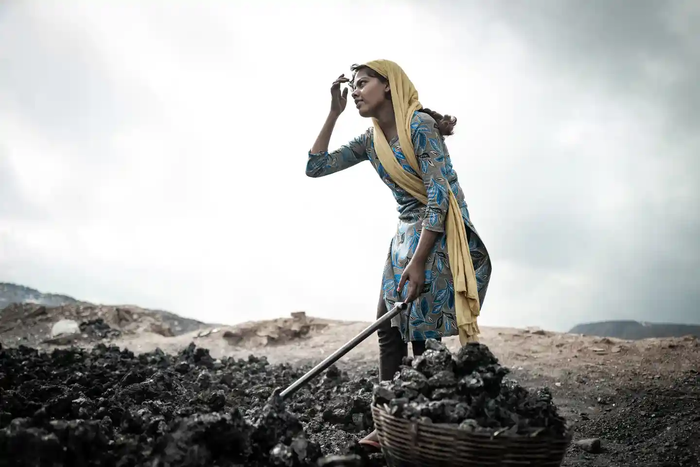 Ấn Độ: Những bé gái lớn lên quanh mỏ than - Ảnh 3.