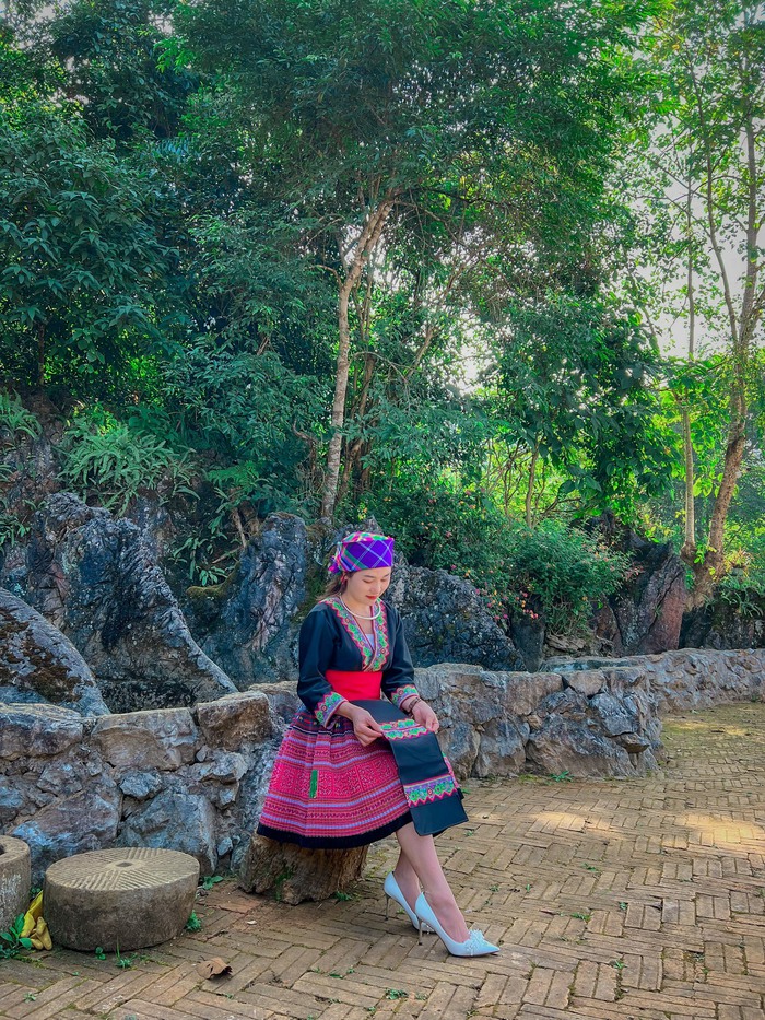 Cô gái Mông xã Suối Giàng “mở rừng” làm điểm du lịch đón khách tham quan - Ảnh 1.