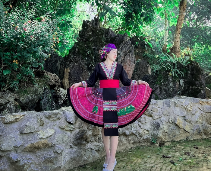 Cô gái Mông xã Suối Giàng “mở rừng” làm điểm du lịch đón khách tham quan - Ảnh 4.