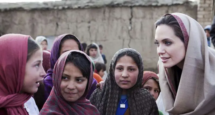 Angelina Jolie: Hành trình trở thành nhà hoạt động xã hội nhiệt huyết và nỗ lực làm một người mẹ &quot;đủ tốt&quot; - Ảnh 2.