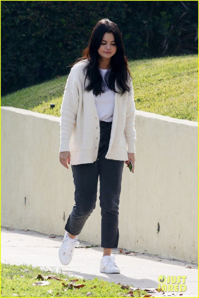 Diện áo len cardigan cực xinh với 8 cách phối tinh tế của Selena Gomez - Ảnh 3.