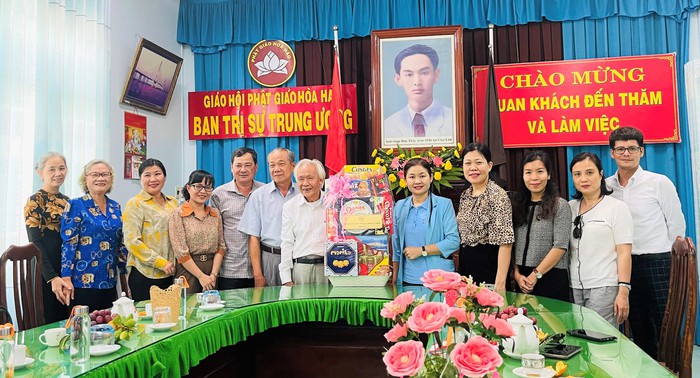 Lãnh đạo Hội LHPN Việt Nam thăm hỏi, động viên chức việc, tín đồ Phật giáo Hòa Hảo - Ảnh 1.
