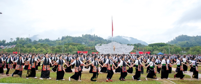Hơn 1.000 người dân Sơn La tham gia trình diễn Xòe