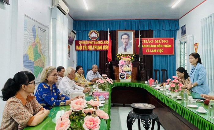 Lãnh đạo Hội LHPN Việt Nam thăm hỏi, động viên chức việc, tín đồ Phật giáo Hòa Hảo - Ảnh 2.