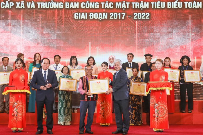 Tôn vinh 299 cán bộ Mặt trận cơ sở tiêu biểu - Ảnh 1.