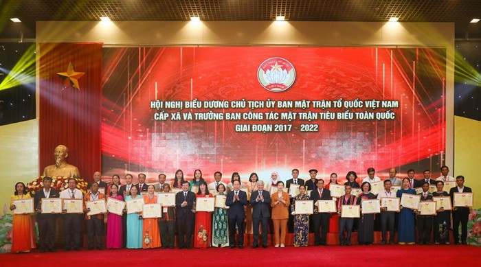 Tôn vinh 299 cán bộ Mặt trận cơ sở tiêu biểu - Ảnh 2.