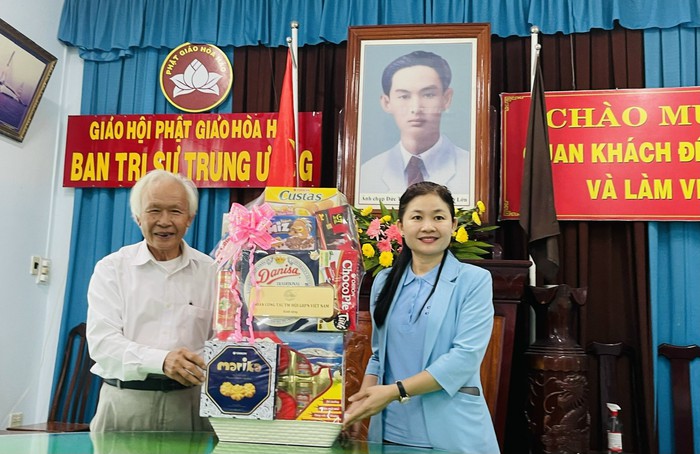 Lãnh đạo Hội LHPN Việt Nam thăm hỏi, động viên chức việc, tín đồ Phật giáo Hòa Hảo - Ảnh 2.