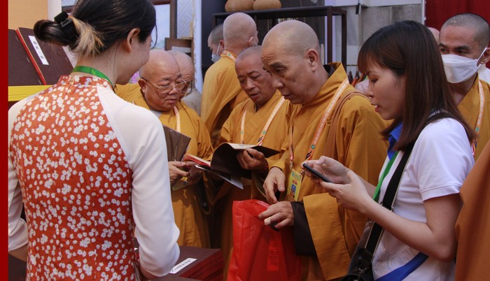 Hàng ngàn đại biểu về dự Đại hội Đại biểu Phật giáo toàn quốc lần thứ XI và công bố kỷ lục Việt Nam về đồ gốm tâm linh - Ảnh 3.