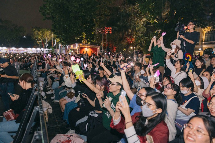Lee Hi khiến khán giả vỡ òa với loạt hit đình đám, Isaac gặp sự cố âm thanh tại lễ hội văn hoá Việt - Hàn - Ảnh 1.