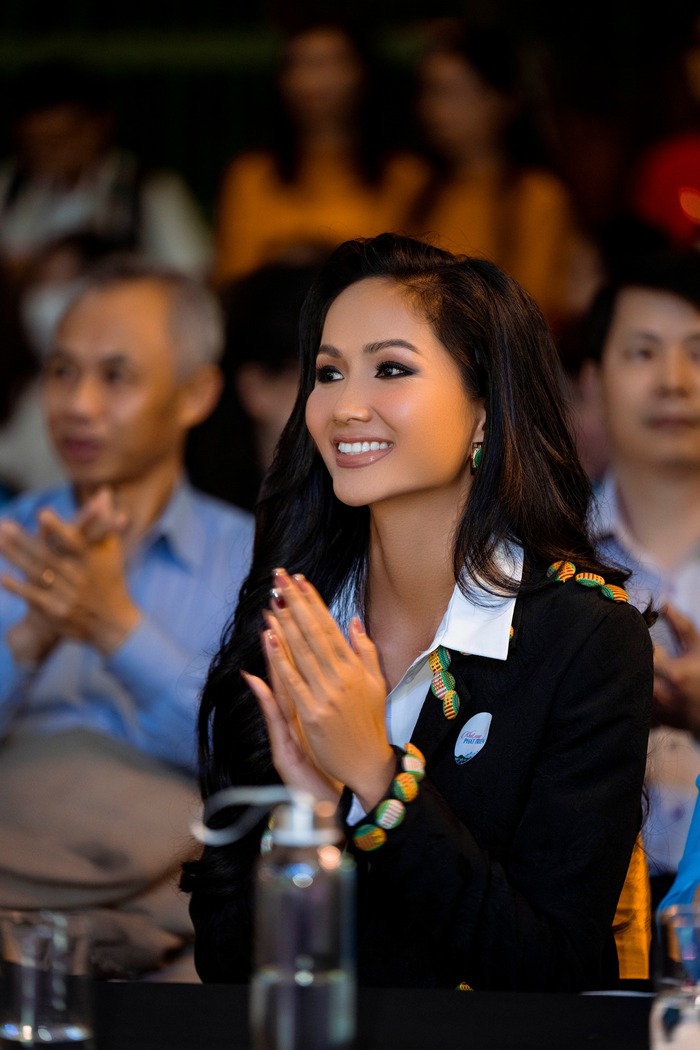 Hoa hậu H'Hen Niê: &quot;Hãy để ước mơ dẫn lối, giáo dục đồng hành&quot; - Ảnh 3.