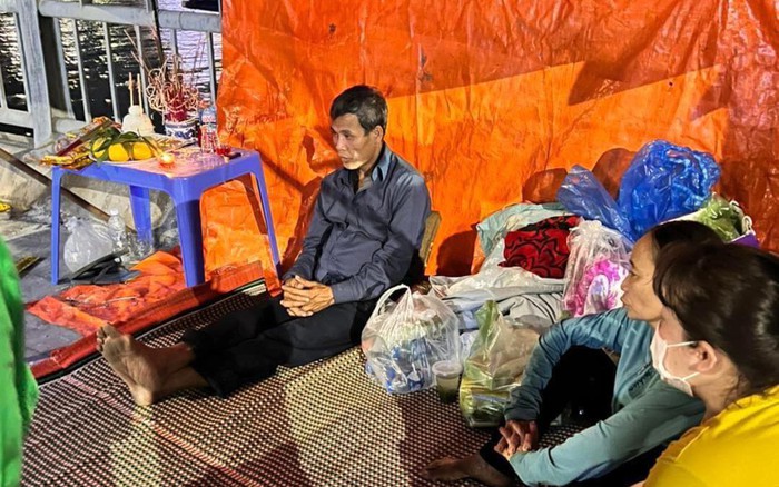 Xót xa hình ảnh bố mẹ lập bàn thờ, ngóng tin tìm con nhảy cầu Bãi Cháy