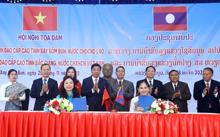 Hội LHPN tỉnh Bắc Giang kí kết thỏa thuận hợp tác với LHPN tỉnh Xay Sổm Bun- Lào