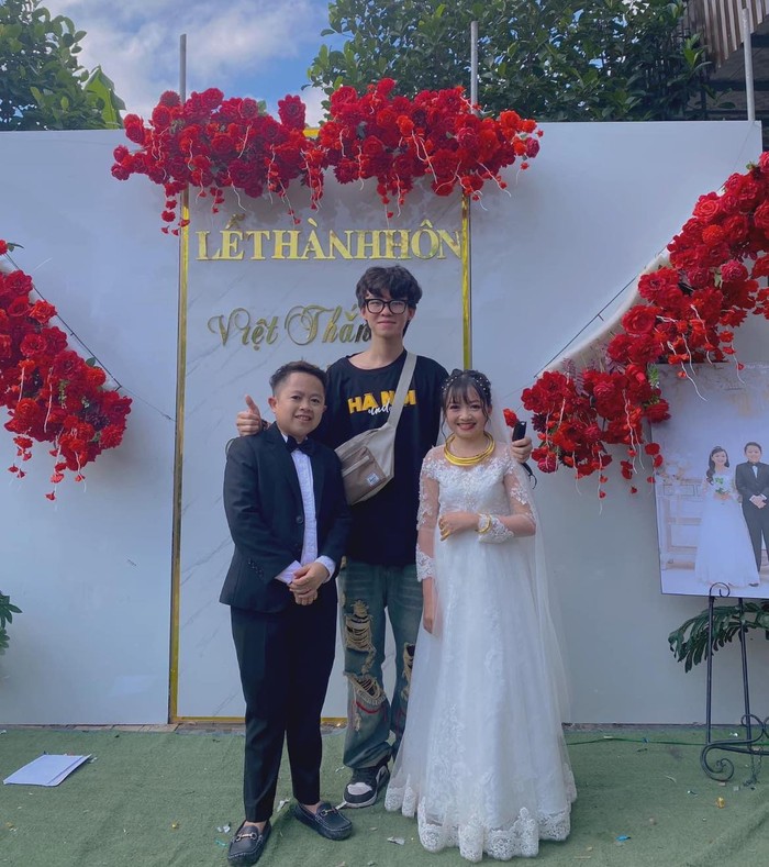 Đôi vợ chồng tí hon vừa làm đám cưới tại Nghệ An: Nhiều lúc đi đường cứ bị nhầm chị em - Ảnh 1.
