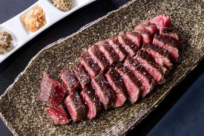 Đặt bàn trước cả tuần đã là gì, ở Nhật có một món thịt bò Kobe tẩm bột chiên mà thực khách sẵn sàng đợi trước... 30 năm để được ăn! - Ảnh 1.