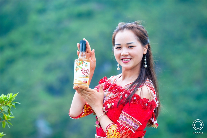 Cô gái người Mông giúp nông dân tiêu thụ sản phẩm bằng công nghệ số - Ảnh 2.