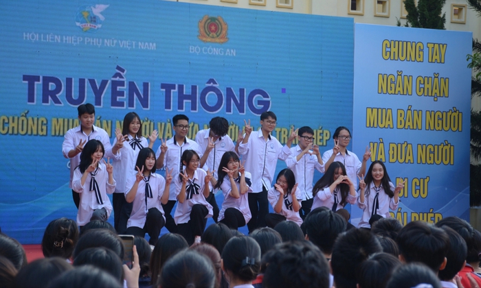 Phó Chủ tịch Hội LHPN Việt Nam: Các em gái cần thận trọng khi sử dụng mạng xã hội - Ảnh 3.