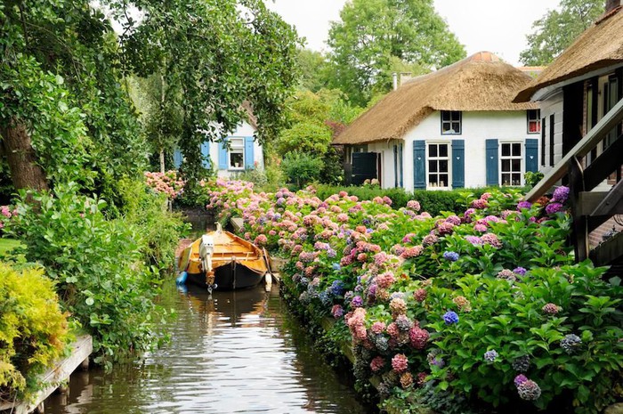 Cận cảnh ngôi làng đẹp như cổ tích không có đường đi ở Hà Lan - Ảnh 5.