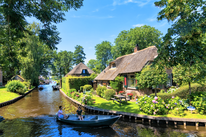 Cận cảnh ngôi làng đẹp như cổ tích không có đường đi ở Hà Lan - Ảnh 7.