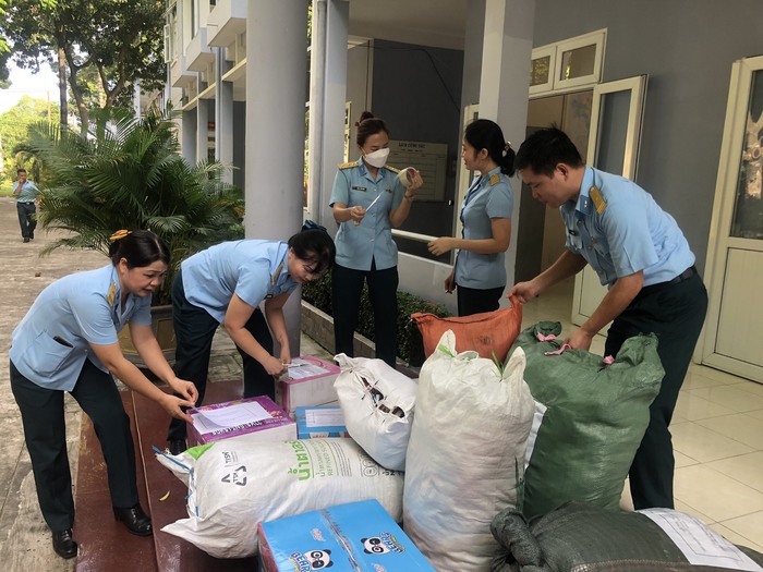 Công tác chuẩn bị - đóng gói 11 kiện hàng tại đơn vị Tiểu đoàn căn cứ sân bay Tân Sơn Nhất