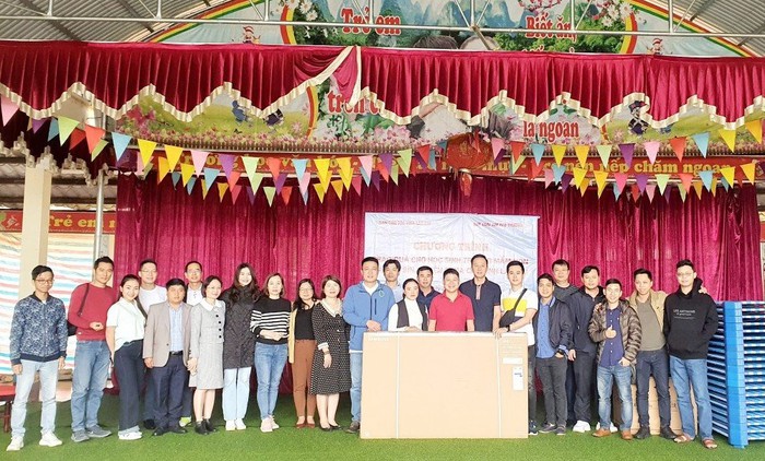 Ban Dân tộc tỉnh Lào Cai và Quỹ Trái tim yêu thương tặng quà cho học sinh dân tộc thiểu số - Ảnh 1.