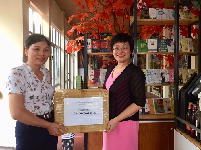NXB Phụ nữ tặng sách cho Tủ sách cộng đồng
