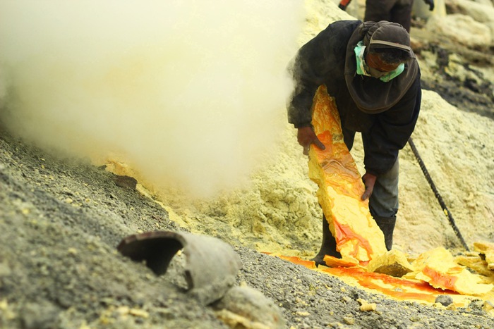 Nghề khai thác mỏ trên miệng núi lửa ở Indonesia: Liều mạng trong 'địa ngục trần gian' đổi lại vài đồng sinh kế - Ảnh 8.