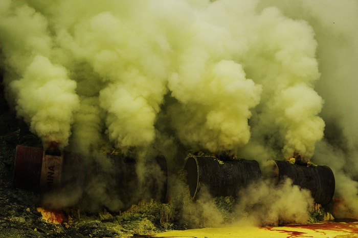 Nghề khai thác mỏ trên miệng núi lửa ở Indonesia: Liều mạng trong 'địa ngục trần gian' đổi lại vài đồng sinh kế - Ảnh 12.