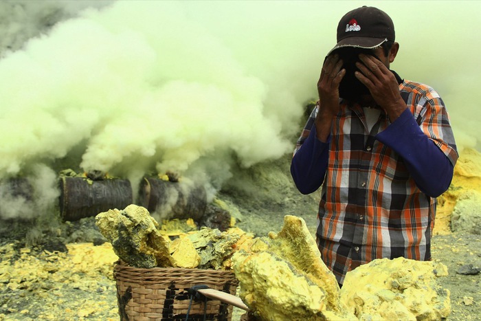 Nghề khai thác mỏ trên miệng núi lửa ở Indonesia: Liều mạng trong 'địa ngục trần gian' đổi lại vài đồng sinh kế - Ảnh 6.