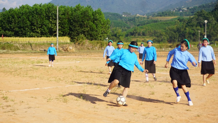 Khi sân bóng không chỉ có áo số, quần đùi - Ảnh 7.