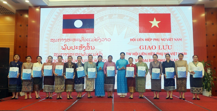 Trung ương Hội LHPN Việt Nam giao lưu với đại biểu phụ nữ Lào - Ảnh 3.