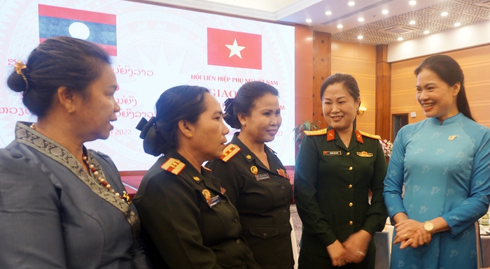 Trung ương Hội LHPN Việt Nam giao lưu với đại biểu phụ nữ Lào - Ảnh 2.