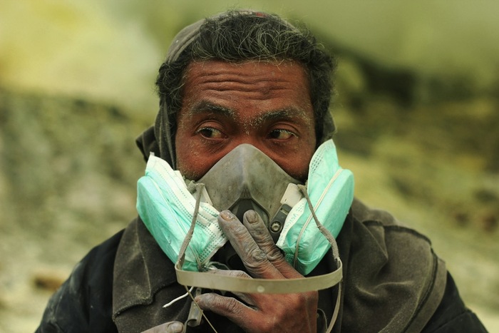 Nghề khai thác mỏ trên miệng núi lửa ở Indonesia: Liều mạng trong 'địa ngục trần gian' đổi lại vài đồng sinh kế - Ảnh 5.