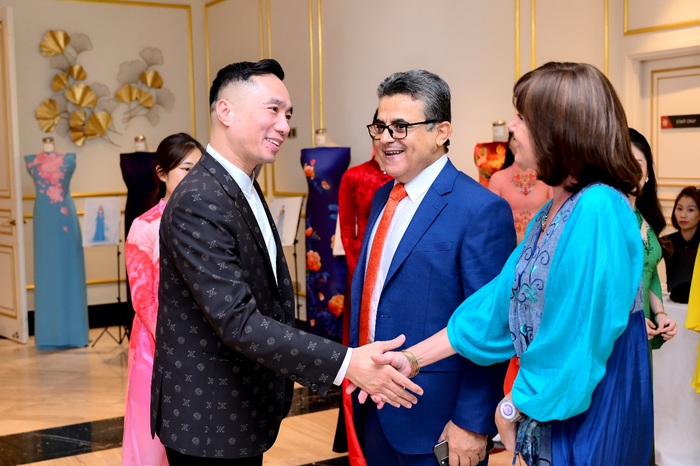 Nhà thiết kế Đỗ Trịnh Hoài Nam trò chuyện về áo dài với quan khách quốc tế