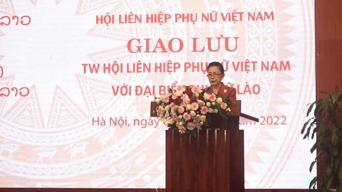 Chủ tịch Hội LHPN Bộ Thông tin, Văn hoá và Du lịch Bouakhay Phengphachanh cám ơn tình cảm của Hội LHPN Việt Nam