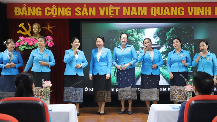 Bế giảng Lớp bồi dưỡng cán bộ Hội LHPN Lào năm 2022 - Ảnh 1.