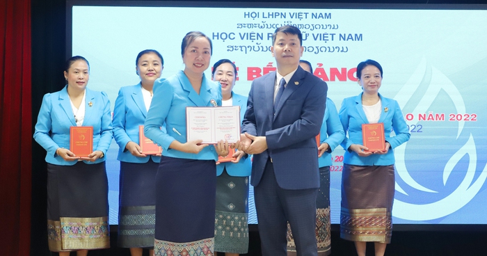 Bế giảng Lớp bồi dưỡng cán bộ Hội LHPN Lào năm 2022 - Ảnh 2.