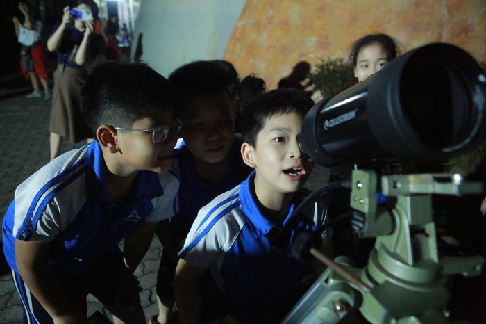 Người dân mang máy ảnh, kính thiên văn để “săn” nguyệt thực toàn phần cuối cùng trong năm 2022 - Ảnh 13.