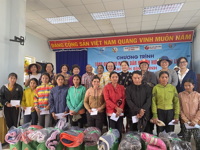 Hội LHPN tỉnh Bình Định: Phối hợp tặng 500 suất quà cho người dân bị ảnh hưởng bão lụt  - Ảnh 4.