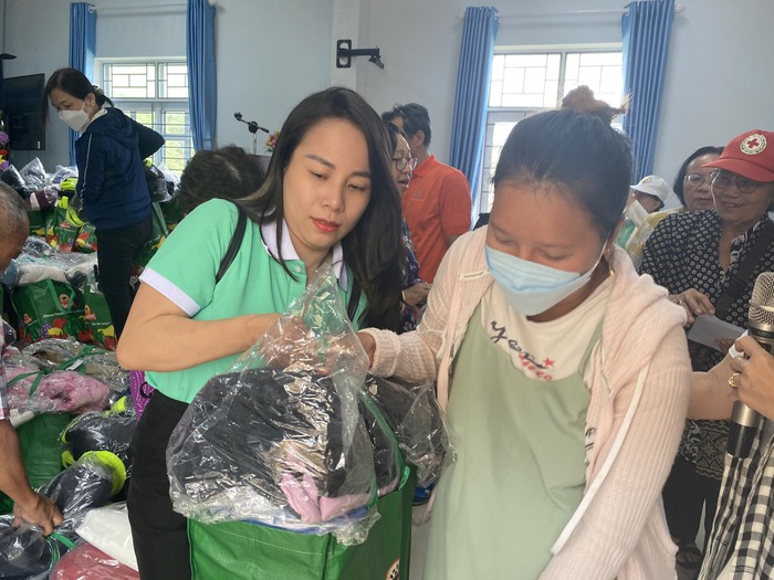 Hội LHPN tỉnh Bình Định: Phối hợp tặng 500 suất quà cho người dân bị ảnh hưởng bão lụt  - Ảnh 3.