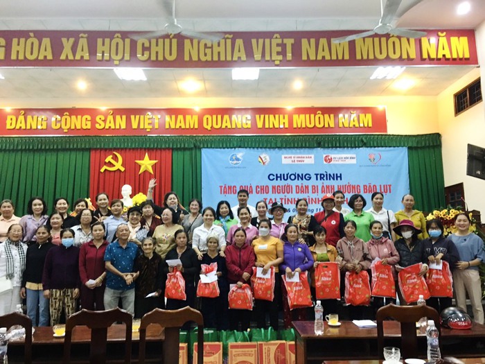 Hội LHPN tỉnh Bình Định: Phối hợp tặng 500 suất quà cho người dân bị ảnh hưởng bão lụt  - Ảnh 5.